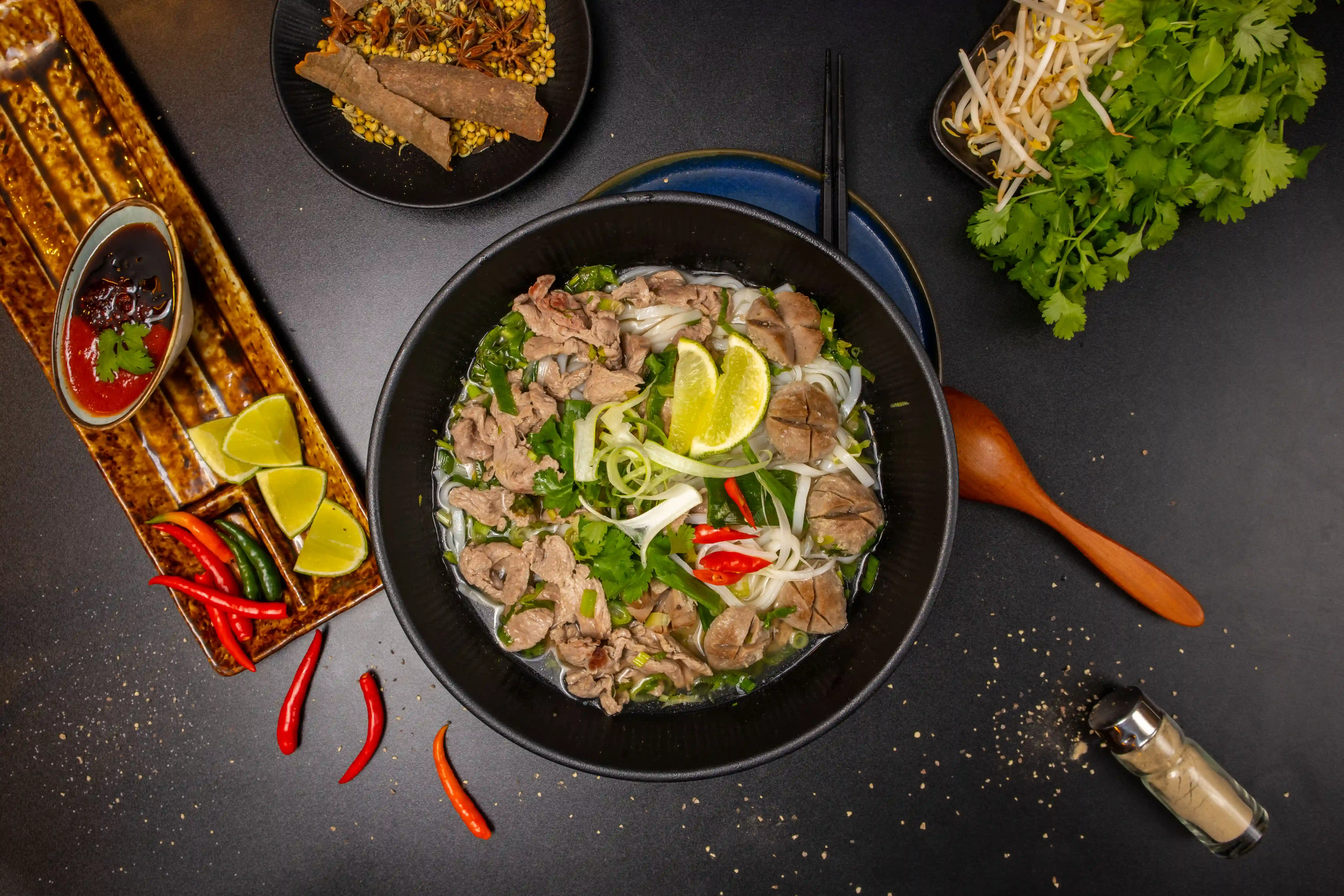 Pho – Traditionelle vietnamesische Nudelsuppe